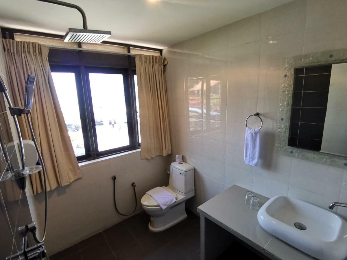 8 Boutique By The Sea Hotel Tanjung Tokong Luaran gambar