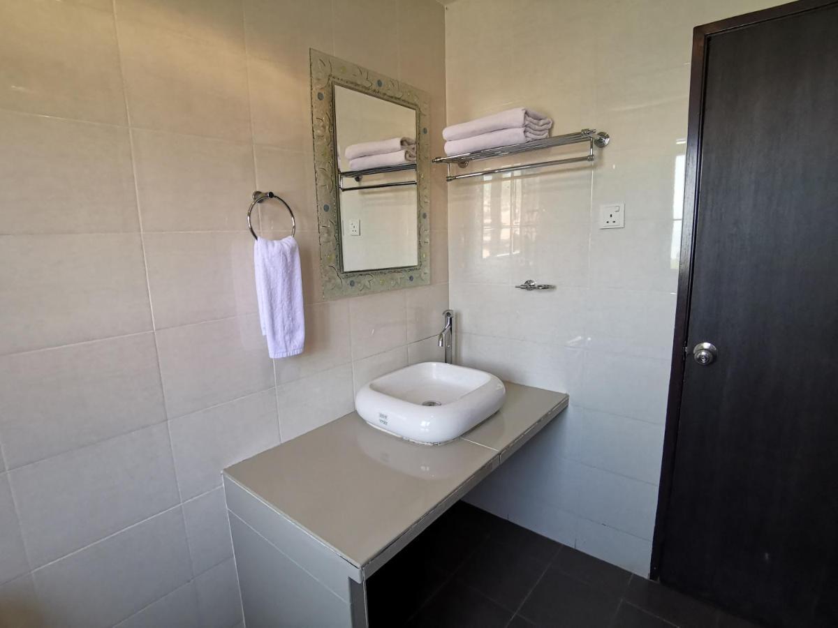 8 Boutique By The Sea Hotel Tanjung Tokong Luaran gambar